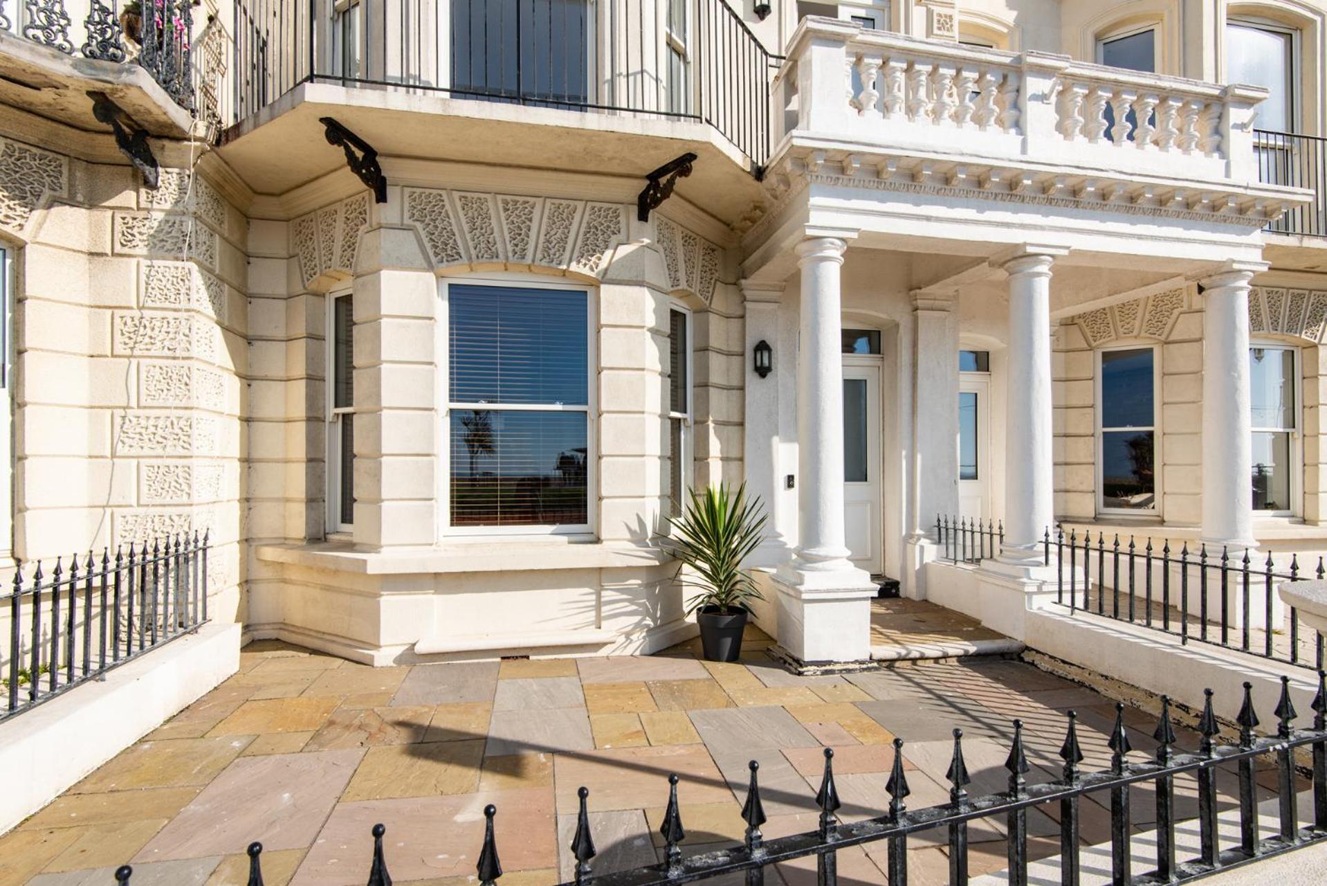 Stunning 2 Bed Apartment Sea Views And Parking Worthing Eksteriør bilde